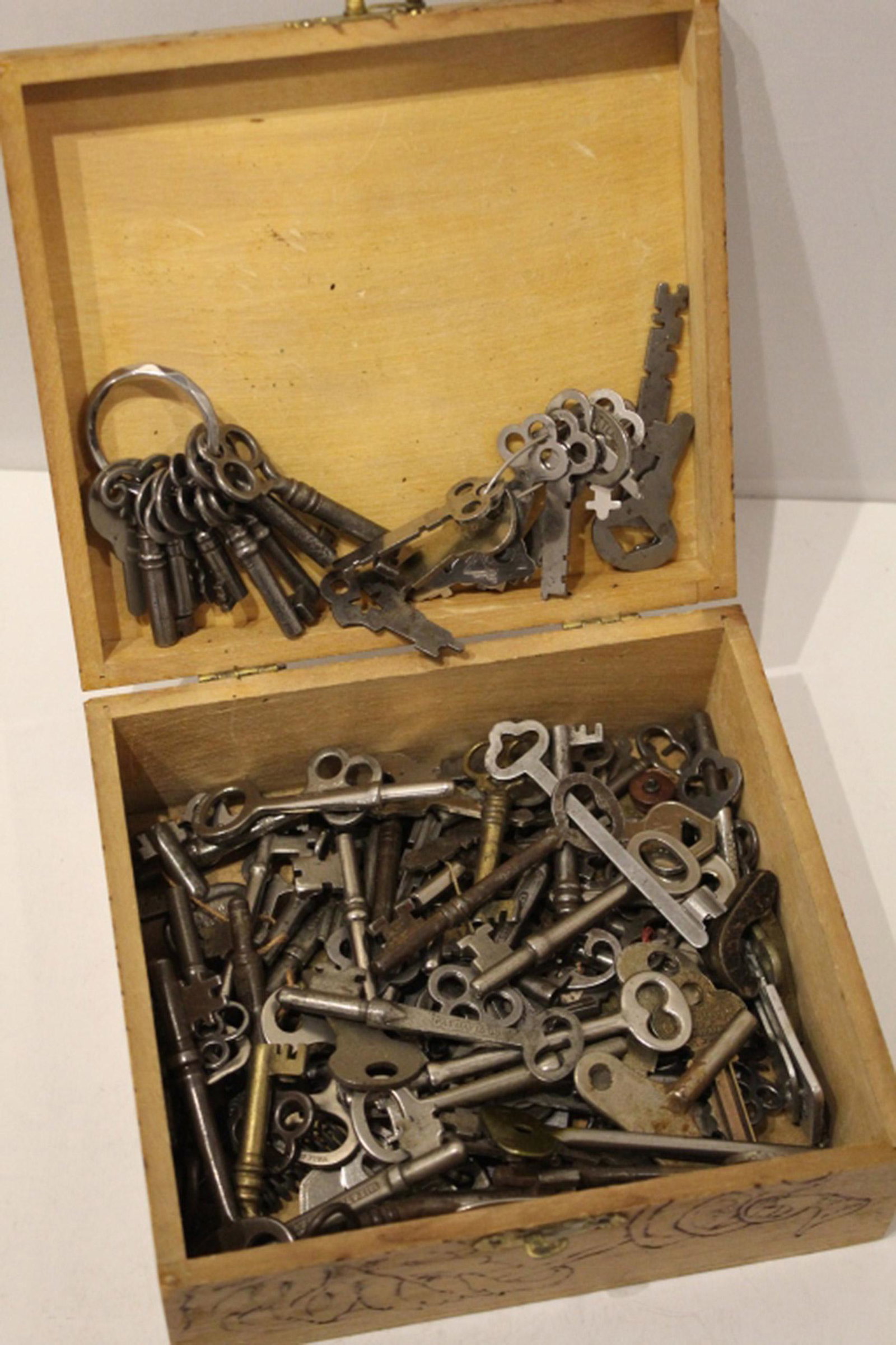 Vintage Pyrography Box w/ Skeleton Key Collection: Flemish Art Nouvreau design box with large collection of skeleton, lock, and various other style keys. 6.25" W x 5.75" D x 2.5" H.