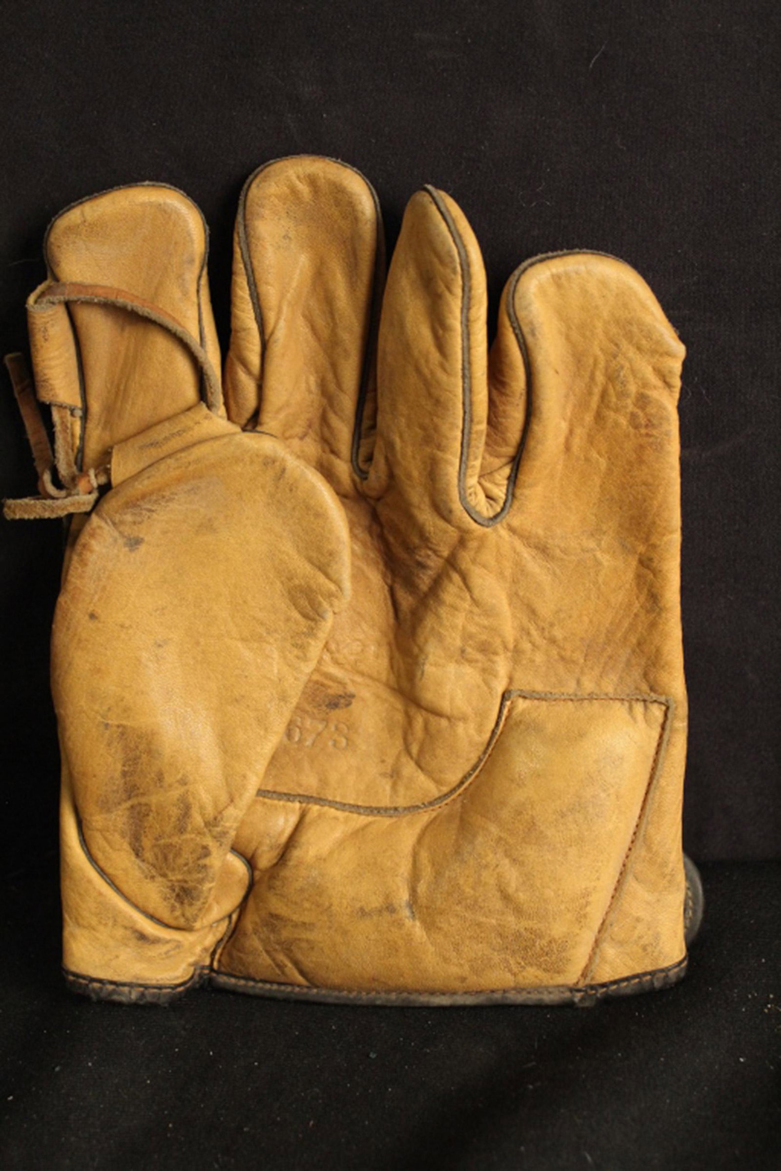 Wilson 1930's Soft Ball 673 Glove: Wilson Soft Ball split-finger baseball glove model number 673. In good vintage condition. Dimension 9"W x 9"L.