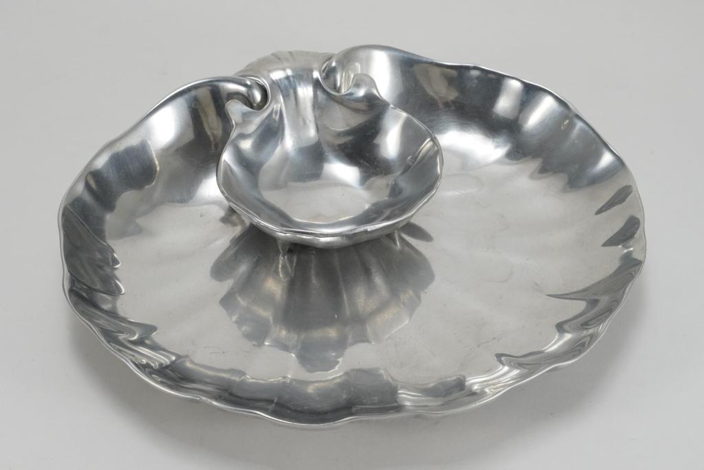 Bruce Fox Design Shell Shape Serving Bowl: Two piece bowl set in polished metal designed by Bruce Fox for Wilton Armetale (#356904). Stamped marks to underside. Very good condition with light signs of use. 11.5" x 9.5" approx.