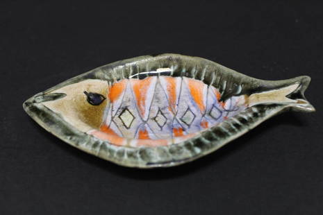 Elio Schiavon Pottery Dish Italy: Mid century fish form dish by Elio Schiavon. Signed and marked Capri. Excellent condition. 6.5" x 3.5".