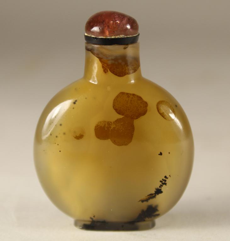 Chinese Carved Agate Snuff Bottle (1 of 6)