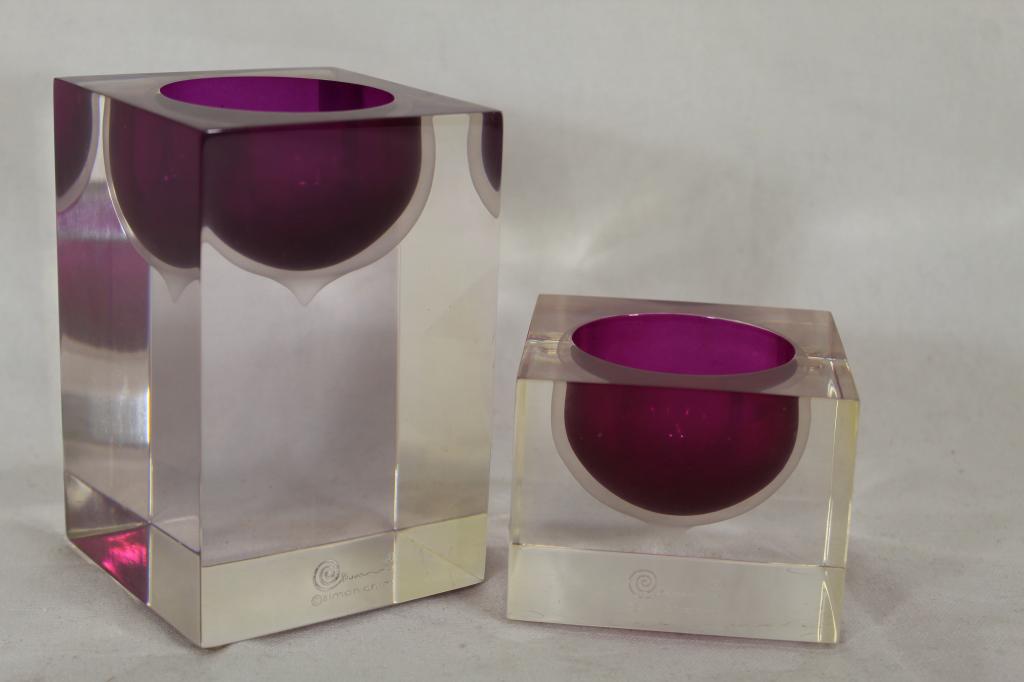 Simon Chim Lucite Sculpture Bowls: Two Simon Chim sommerso style lucite block sculpture bowls in clear with magenta interiors. Simon Chim marks. Very good condition; a few light small scuffs/ scratches, etc. No chips or cracks. 5" H x 