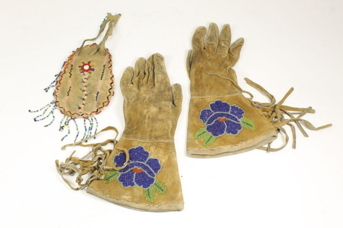 Crow Indian Beaded Gauntlet gloves & med pouch (1 of 8)