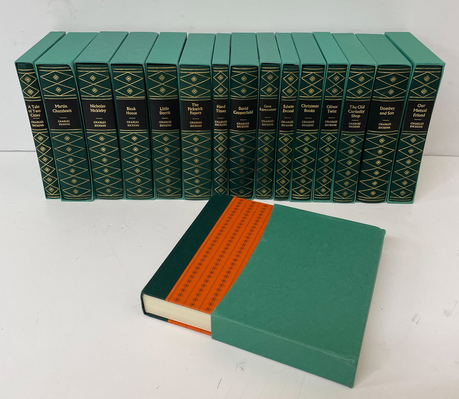 16pc Folio Society Charles Dickens Library, 1987: 16pc Folio Society Charles Dickens Library, 1987. Books measure 9.5x6.5". Green cloth spines with paper covers. Original publishers slip-cases. Excellent like new condition.