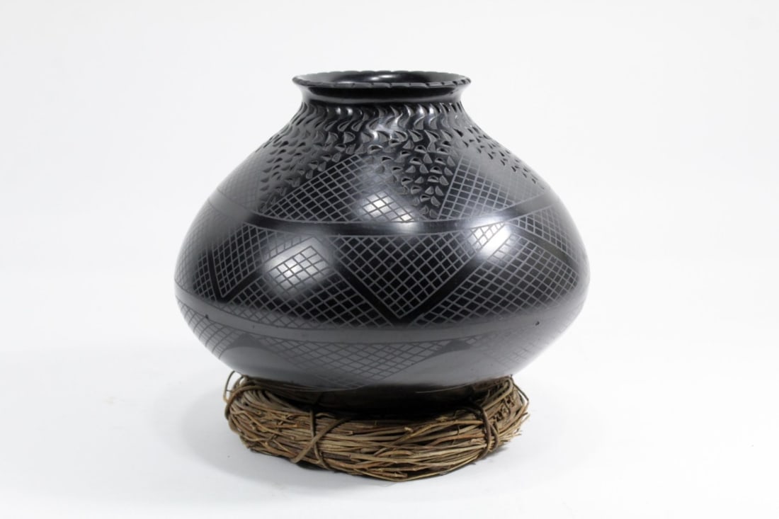 Dora Quezada Mata Ortiz Blackware Pottery Jar (1 of 5)