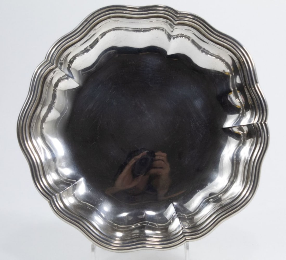 Vintage Sterling Chippendale Style Serving Bowl: Vintage sterling silver Chippendale style serving bowl by Meriden Brittania Co. Marked STERLING 940. Small minor ding dent to rim, expected signs of use, etc. 450 grams approx. 1 1/2" H x 10" dia. app