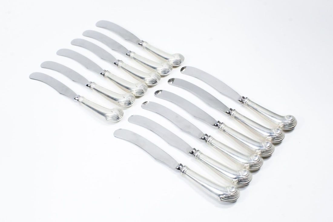 Steiff Sterling WILLIAMSBURG SHELL Pistol Knives: Set of 12 sterling pistol handle "Williamsburg Shell" pattern knives. Stainless blades marked: STEIFF STERLING HANDLE STAINLESS BLADE. Handles with Williamsburg logo marks. No monograms. Very good con