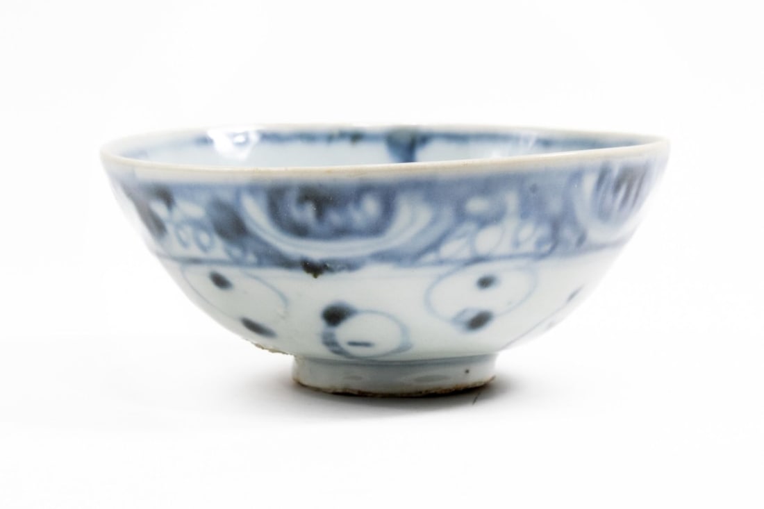 Antique Chinese Blue & White Porcelain Bowl: Chinese blue and white bowl with abstract designs. Unmarked. Good condition with some glaze flaws / grit to bowl interior and around foot exterior. No apparent chips or cracks.2 3/8" H x 5 1/2" dia. a