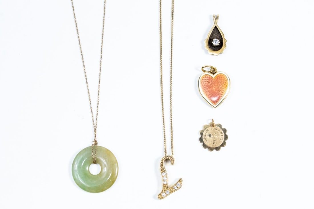 Group of 5 Gold Pendants and Chains (1 of 9)