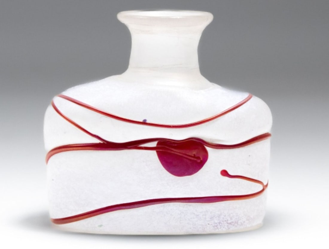 Kosta Boda GALAXY Mini Vase by Bertill Vallien: Hand blown miniature vase with red swirls. Signed and numbered 48199 to bottom. Excellent condition. 2.5" H x 2.75" x 1.5" approx.