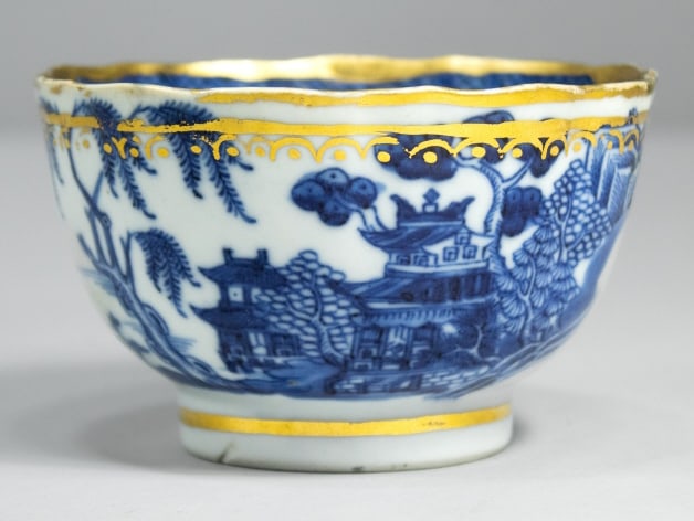 Chinese Export Blue & White Armorial Cup (1 of 6)