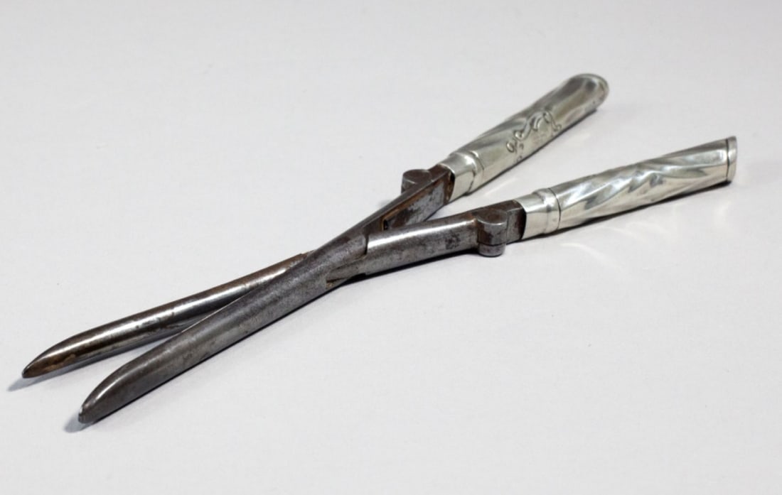 MAPPIN & WEBB Sterling Handle Curling Iron 1900: Curling iron with hallmarked sterling silver handles by Mappin & Webb (Mn Wb). Date letter for 1900. Engraved monogram to one cartouche. Very good condition; some expected small rust / oidation spots