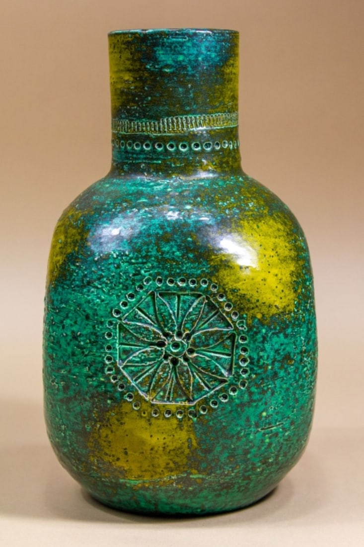 Bitossi for Raymor 4 sided Vase: Bitossi for Raymor 4 sided Vase. Aldo Londi Design. Marked "5495 Italy" on base. Green glaze .Measures 10.5x6x6". Excellent condition.