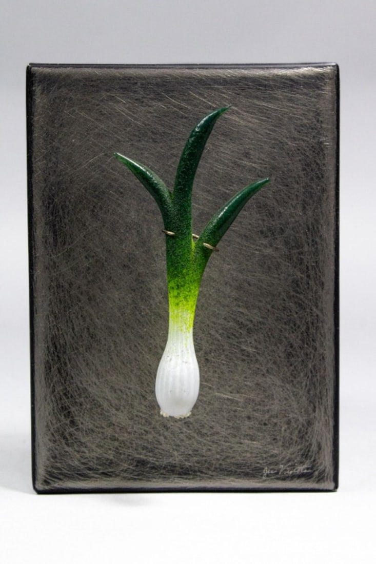 Jen Violette (VT) Art Glass Spring Onion Sculpture Pilchuck Artist: Hand blown spring onion sculpture from Violette's FRUITS & VEGETABLES series. Sheet metal covered mount (engraved signature lower right) with brass wire supports for hanging sculpture. Good condition.