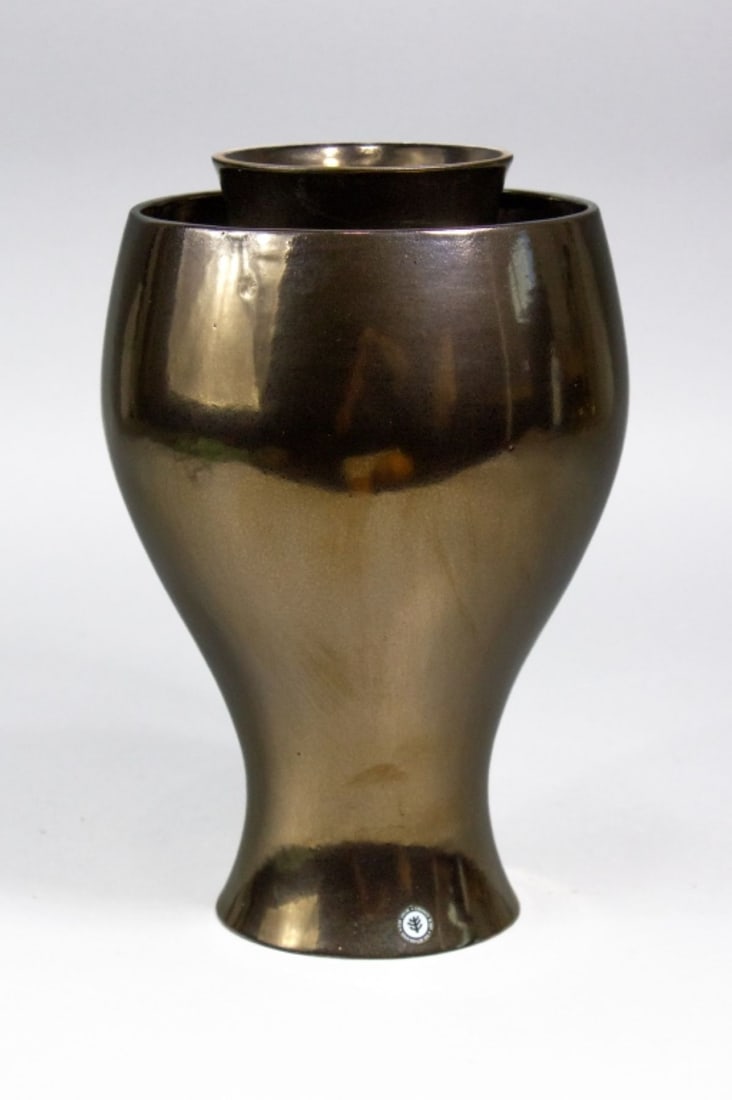 Ron Arad JIVE Vase for Cor Unum: Bronze metallic glazed ceramic double opening flip vase designed by Ron Arad circa 1990. Original COR UNUM - CERAMICS & ART - THE NETHERLANDS label. Excellent condition. 9.75" H.