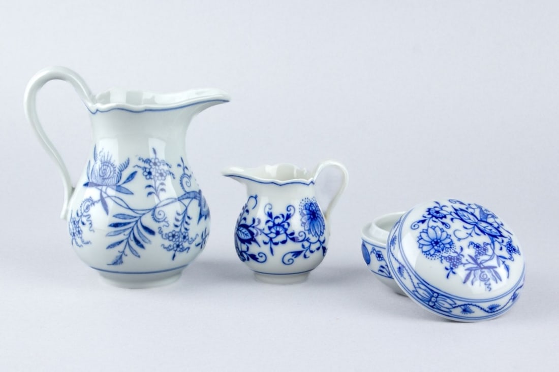 Meissen Blue Onion Porcelain Box & Pitchers (1 of 6)