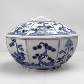 Japanese Hirado Porcelain Octagonal Covered Bowl