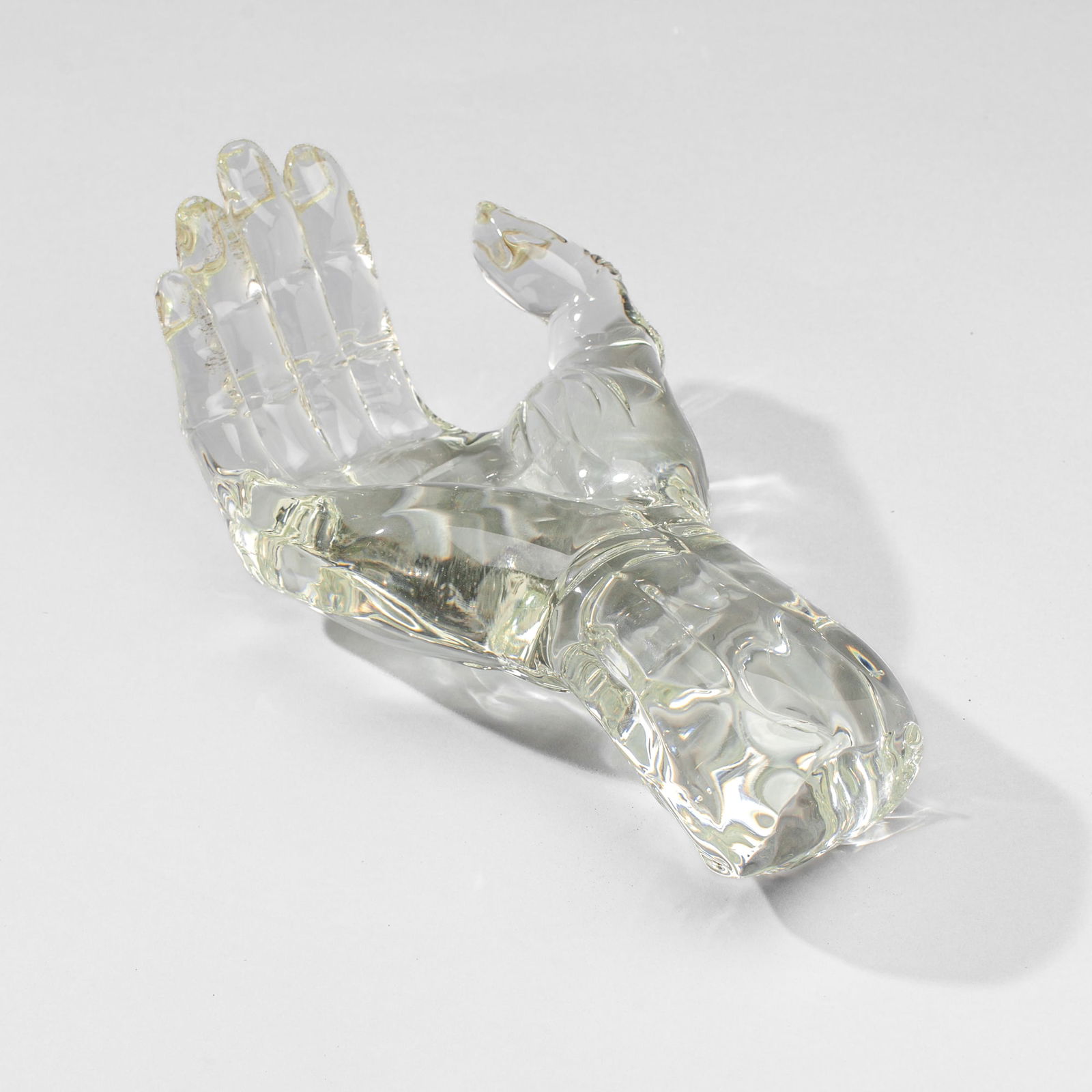 Scott Darlington (WA) Art Glass Hand Sculpture: Scott Darlington (Washington) Art Glass Hand Sculpture, circa 1990's. Unsigned. Measures 11x6x4". Excellent condition. Collection of Marge Levy (1943-2025), former director of the Pilchuck Glass Schoo