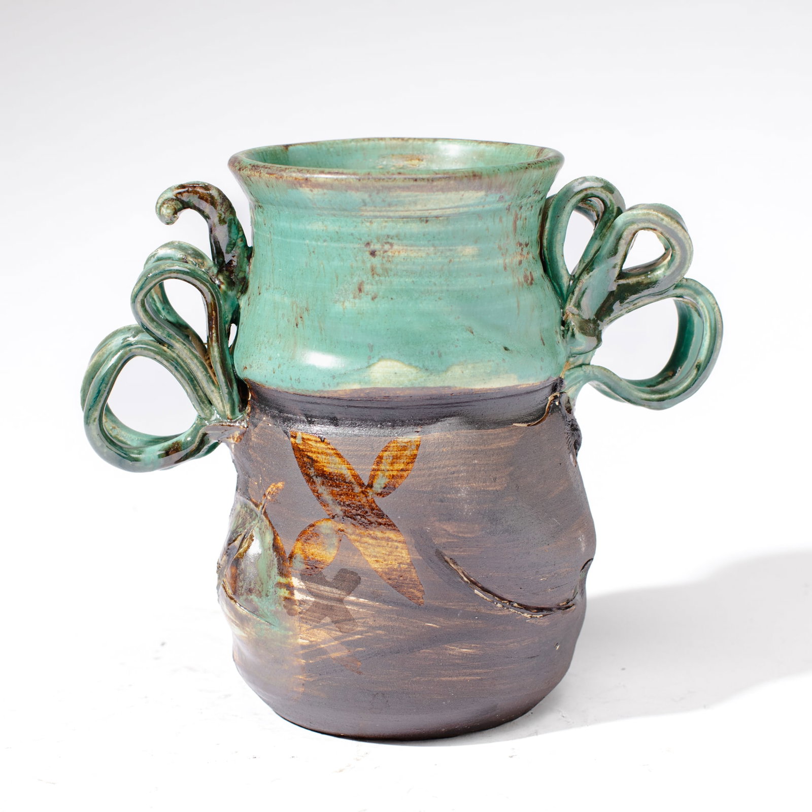Mike Peck (WA) Studio Pottery Ribbon Handle Jar: Mike Peck (Washington) Studio Pottery Small Ribbon Handle Jar. Unsigned. Measures 8.5x9x5". Excellent condition.
