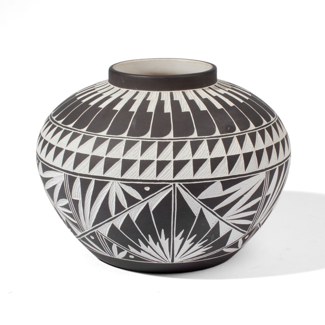 Acoma Pueblo Pottery Pot Vase / Aragon Family (1 of 4)