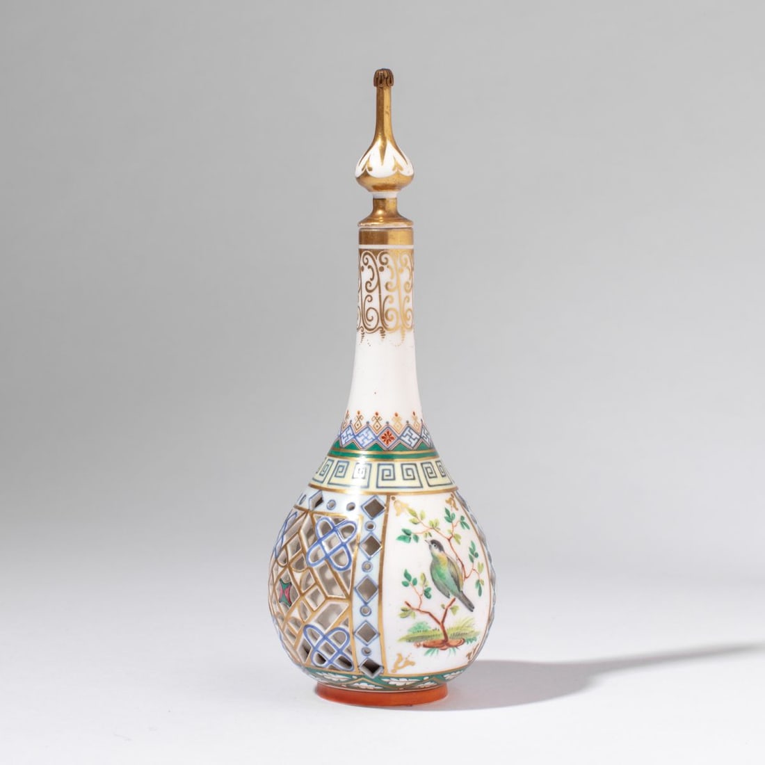 Chamberlain Worcester Chinoiserie Scent Bottle: Early 19th century Chamberlain Worcester porcelain scent bottle in Chinoiserie style. Marked in red script "Chamberlain's Worsester" to bottom. Excellent condition. 7.25" H.