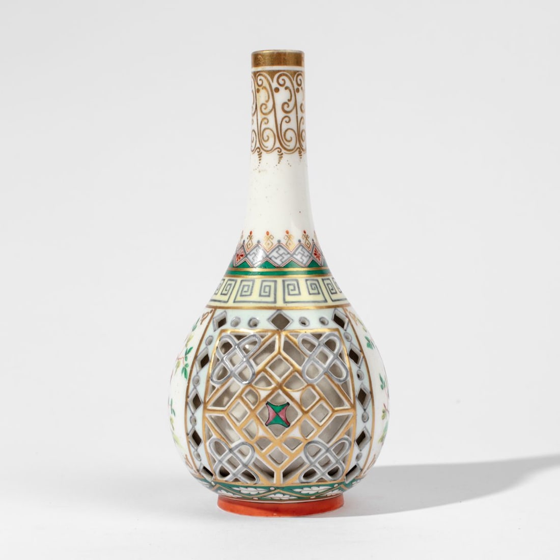 Chamberlain Worcester Chinoiserie Scent Bottle: Early 19th century hand decorated Chamberlain Worcester porcelain scent bottle in Chinoiserie style. Marked in red script "Chamberlain's Worsester" to bottom. Does not include stopper. Excellent