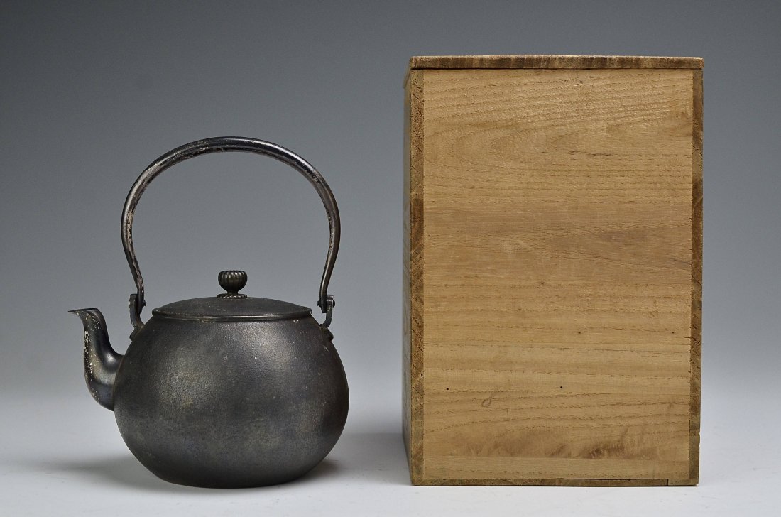 Japanese JYUNKO-DO Brand Pure Silver Tea Pot.367g: Japanese ”JYUNKO-DO”Brand Pure Silver Tea Pot , weight 367ｇ/////Please see the photos for item sizes.//////Provenance:Japanese Gentlman Collector/////Settlement is bank transfer, PAYPAL, VI
