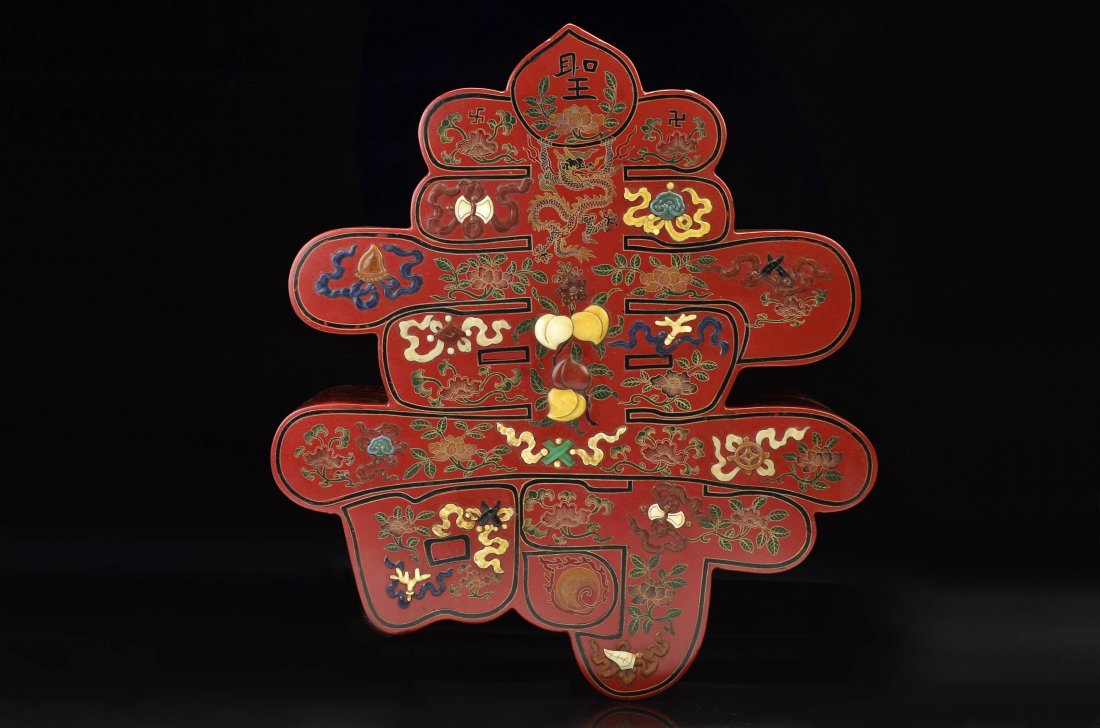 A Large Lacquer Box And Cover ,Qing Dynasty: 大清乾隆年製(款 清代朱漆嵌百寶壽紋盒＿＿＿Please see the photos for item sizes.&