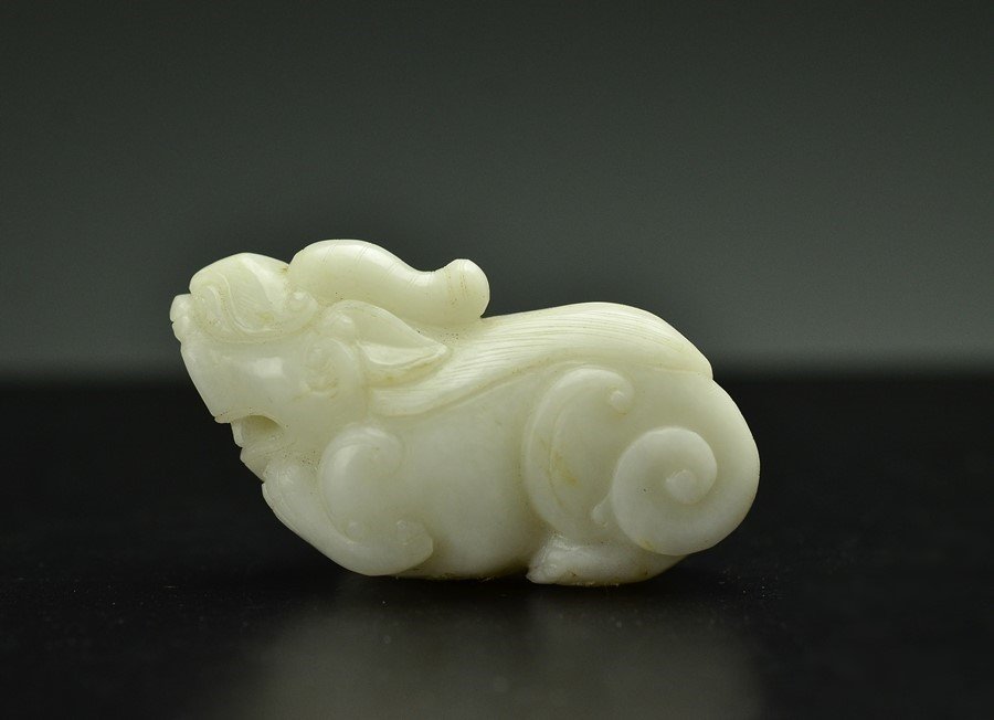 A Carved White Jade Beast: 白玉獣、//Please see the photos for item sizes.＿/Provenance : Japanese Gentlman Collector＿/Settlement is bank transfer, PAYPAL, VISA, AMEX(VISA, AMEX fee 2.5% add