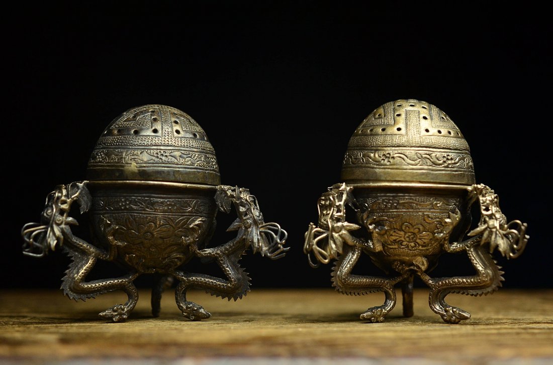 A PAIR OF SIVER INCENSE STAND: 銀製龍足香入　一対＿　//Please see the photos for item sizes.＿/Provenance : Japanese Gentlman Collector＿/Settlement is b