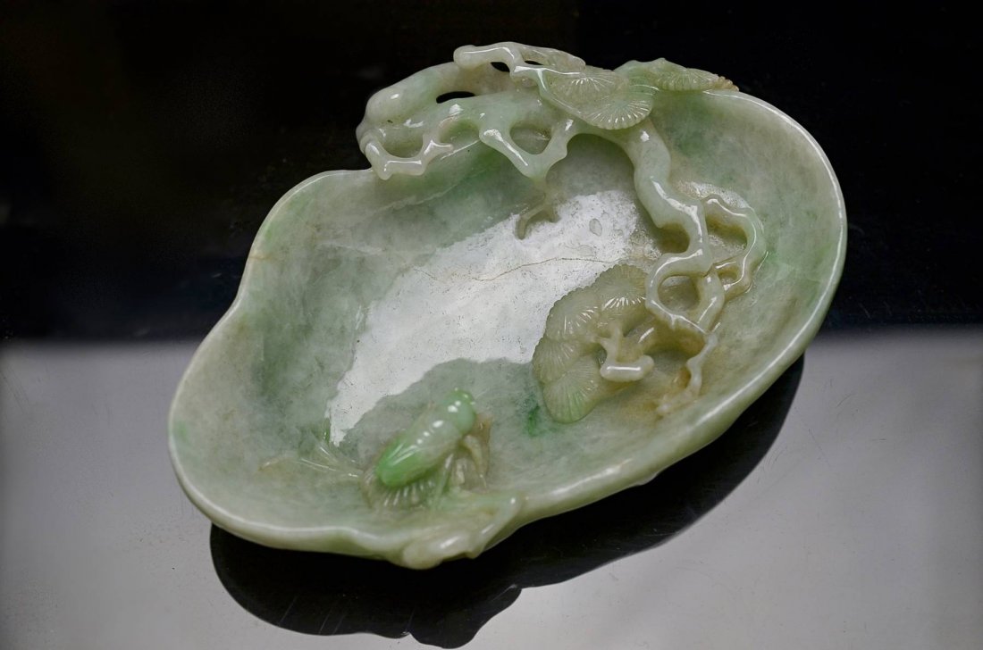 A FINELY CARVED JADE BRUSH WASHER: Please see the photos for item sizes.＿/Provenance : Japanese Gentlman Collector＿/Settlement is bank transfer, PAYPAL, VISA, AMEX(VISA, AMEX fee 2.5% addition).＿/Shipment will be d