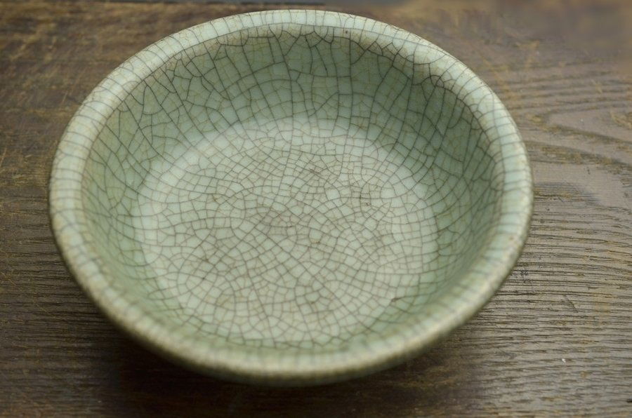 A Qing Yongzheng Ge Kiln Ceramic dish ,Bowl: Please see the photos for item sizes.＿/Provenance : Japanese Gentlman Collector＿/Settlement is bank transfer, PAYPAL, VISA, AMEX(VISA, AMEX fee 2.5% addition).＿/Shipment will be d