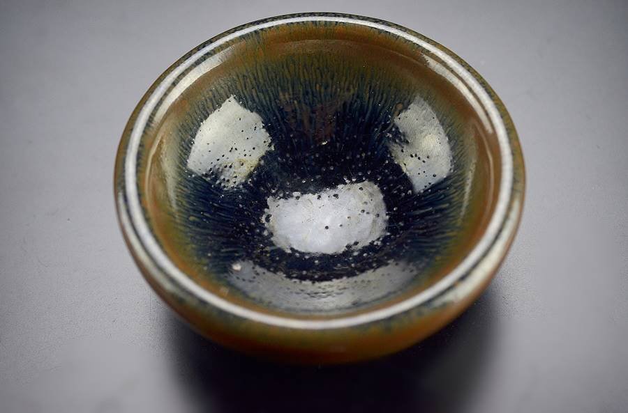 A JIAN-WARE SMALL TEA BOWL: Please see the photos for item sizes.＿/Provenance : Japanese Gentlman Collector＿/Settlement is bank transfer, PAYPAL, VISA, AMEX(VISA, AMEX fee 2.5% addition).＿/Shipment will be d
