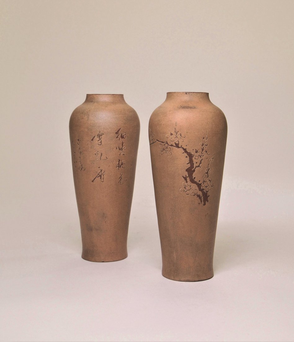 A PAIR OF YIXING VASES: A PAIR OF YIXING VASES 吳德勝製 紫砂花瓶一對 ◆size:H21.5cm PROVENANCE：Japanease Collector AUCTION Catalog:https://book.yunzhan3
