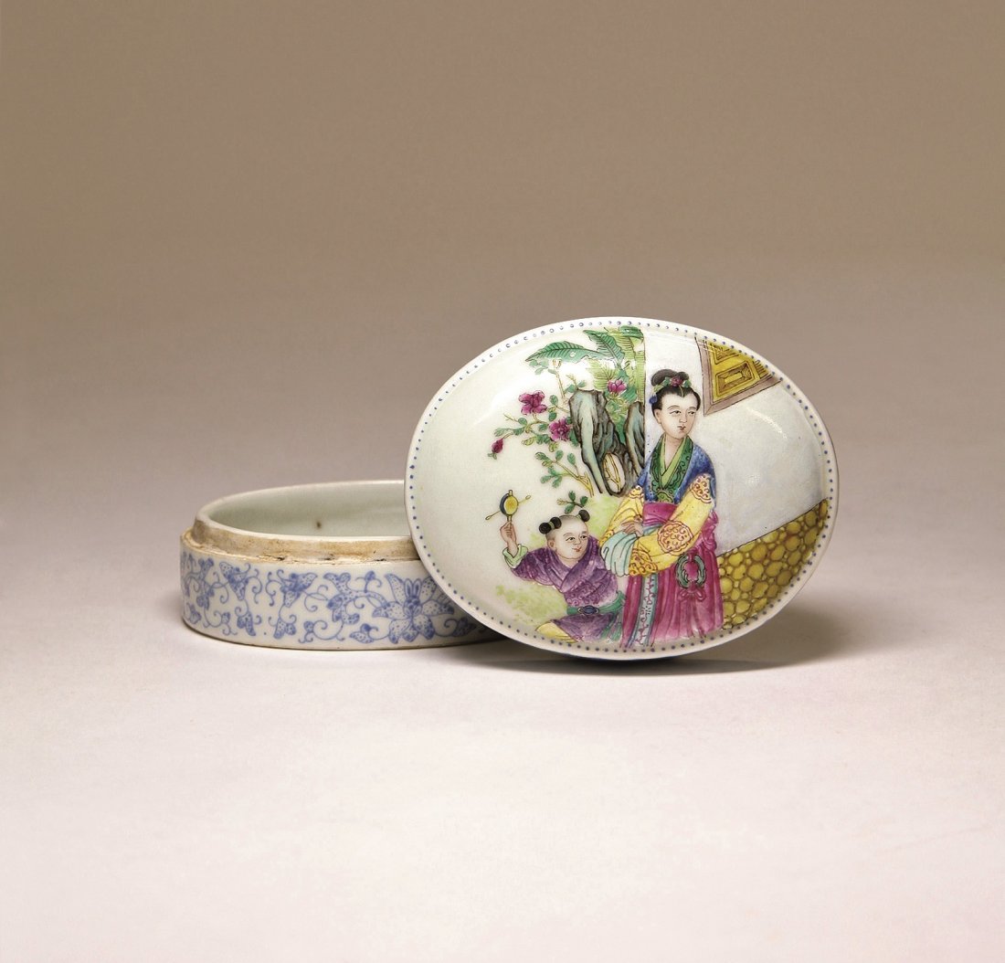 A FAMILLE ROSE OVAL BOX AND COVER-QING: A FAMILLE ROSE OVAL BOX AND COVER-QING 清粉彩仕女童子橢圓盒 ◆size:W10cm 款識：乾隆年製 PROVE