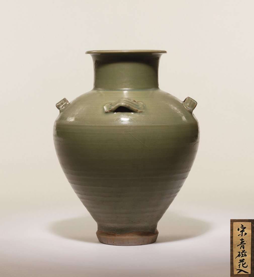 A LONGQUAN CELADON VASE-SONG or YUAN: A LONGQUAN CELADON VASE-SONG or YUAN 宋-元龍泉青瓷四耳壺 ◆size:H27cm 備註：舊木盒、箱書