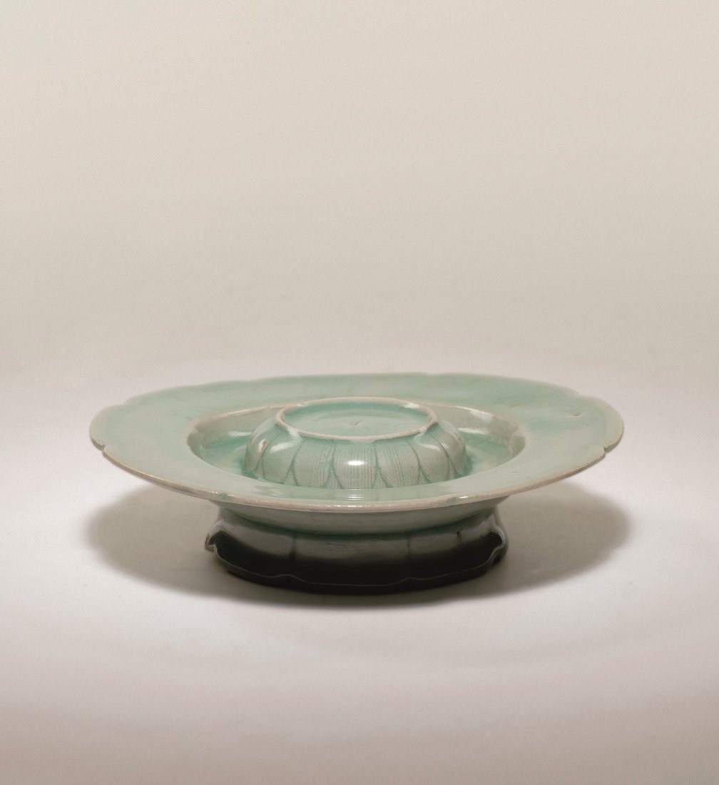A LONGQUAN CELADON CUP STAND-SONG: A LONGQUAN CELADON CUP STAND-SONG 宋青瓷蓮瓣紋盞托 ◆size:D16cm PROVENANCE：Japanease Collector AUCTION Catalog:https://book.yunzhan365.com/b
