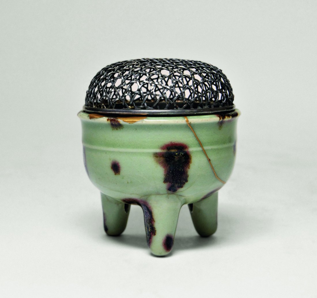 A LONGQUAN CELADON CENSER-YUAN: A LONGQUAN CELADON CENSER-YUAN 元窯變飛青瓷小香爐 ◆size:D8.5cm H9cm 備註：銀蓋、有金繕
