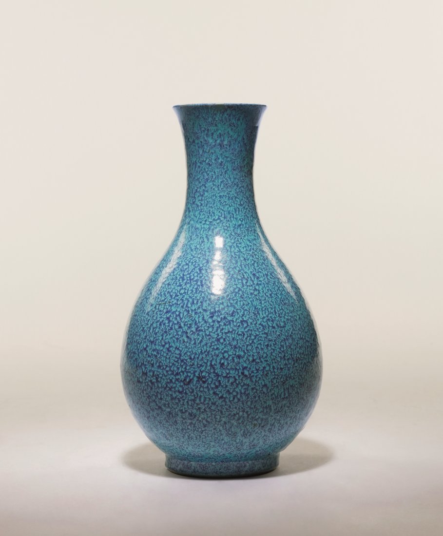 A ROBIN: A ROBIN'S EGG GLAZED VASE 清爐鈞釉橄欖瓶 ◆size:H25cm 備註：舊木盒、箱書 PROVENANCE：Japaneas