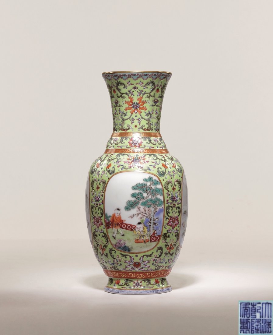 A GREEN-GROUND FAMILLE ROSE VASE,QIANLONG SEAL MARK: A GREEN-GROUND FAMILLE ROSE VASE,QIANLONG SEAL MARK 民國綠地粉彩開花六棱瓶 ◆size:H25cm 款識：大清&