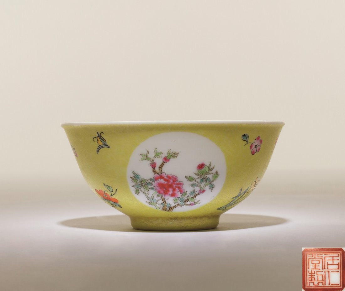 A YWLLOW GROUND FAMILLE ROSE BOWL-LATE QING: A YWLLOW GROUND FAMILLE ROSE BOWL-LATE QING 晚清粉彩扒花底開窗花卉碗 ◆size:D12.5cm 備註：原配