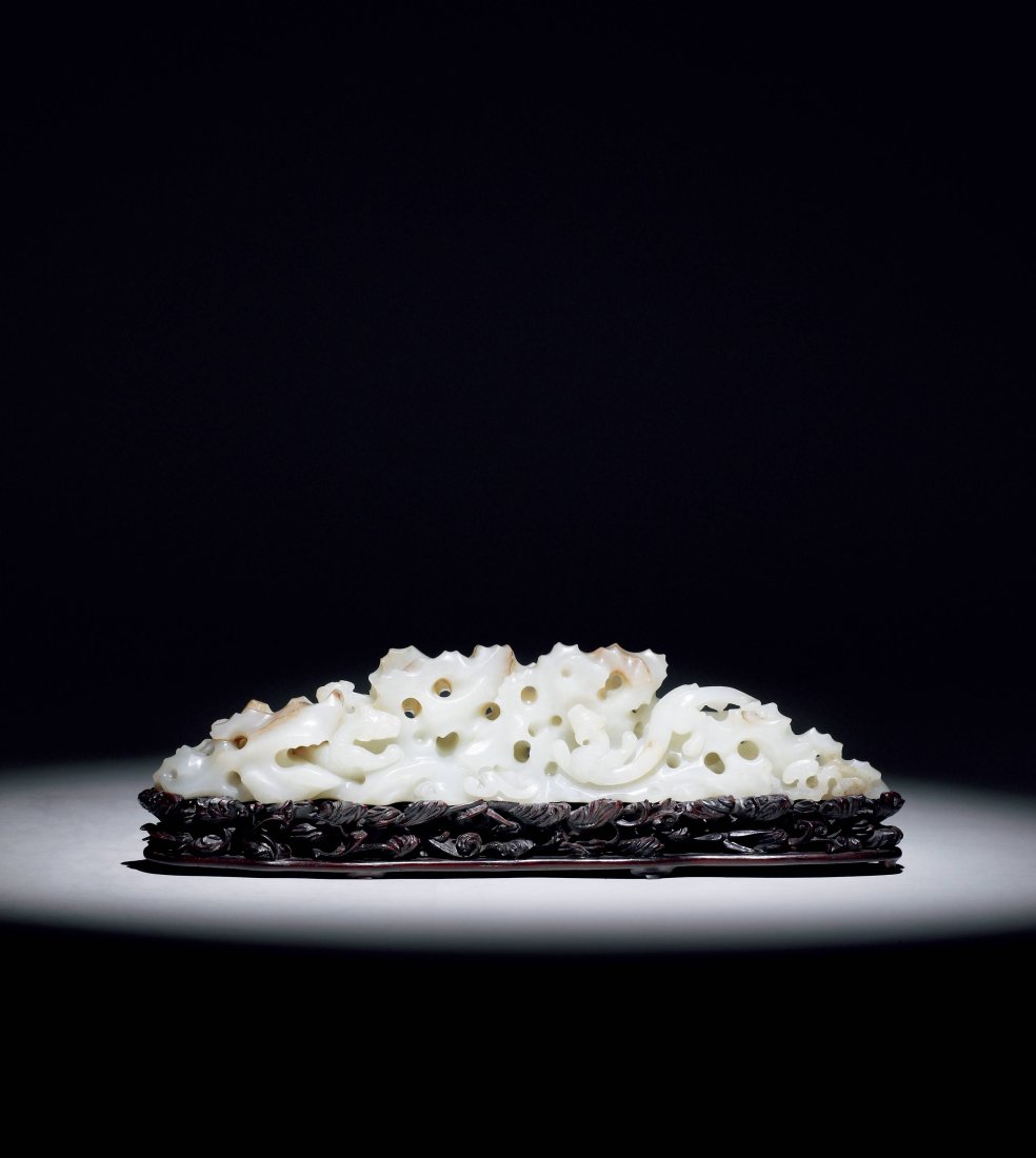 A white Jade objet: å‚™è¨»ï¼šç´…æœ¨åº§,SizeL31cmâ˜…WEB Catalogï¼šhttps://book.yunzhan365.com/bookcase/jvtek/index.html