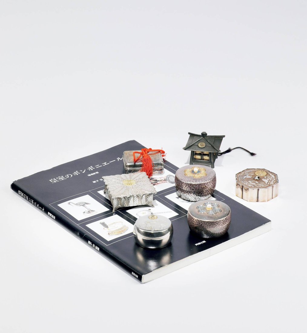 Seven Silver container of the Japanese imperial family: è‘—éŒ„ï¼šã€Œçš‡å®¤ã®ãƒœãƒ³ãƒœãƒ‹ã‚¨ãƒ¼ãƒ«ã€æ‰‡å­ã€€å¿ ã€€ç›£ä¿®å‚™è¨»ï¼šé™„è‘—éŒ„æ›¸ç±",Siz