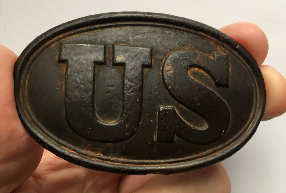 CIVIL US INFANTRY BELT PLATE: Regulation pattern 1839 oval US belt plate of stamped brass and solder-filled reverse. This is the mid-war pattern using two arrow-head hooks to secure one end of the belt along with a beveled hook to