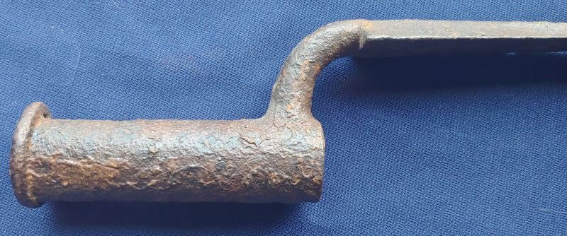 Revolutionary War Brown Bess Bayonet: Neat relic with heavy outdoor scale and rust. For the British Brown Bess flintlock musket. ..................................................... This can be shipped/mailed by US Mail for $16.00. Insur