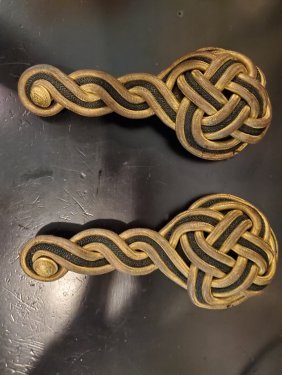 Indian War Shoulder Knots Ridabock: This pattern was US regulation for dress uniform from 1872 to 1903. Gold cord on black base. They show a Ridabock military goods dealer marking on the underside.This can be shipped/mailed by USPS for 