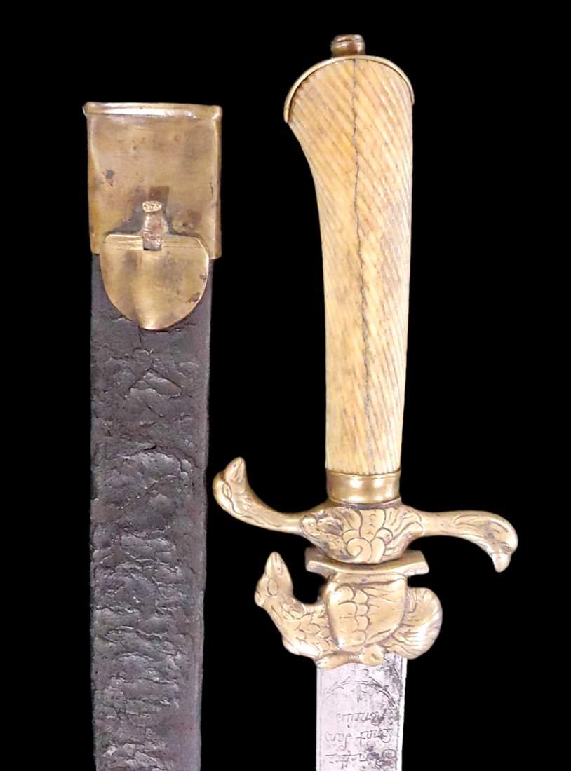 18th Century French Cuttoe Revolutionary War Sword: A very handsome and well crafted 1770s hunting sword, cuttoe, with original scabbard. These fine 18th century hangers were typically worn by military officers and carried on the battlefield as a badge