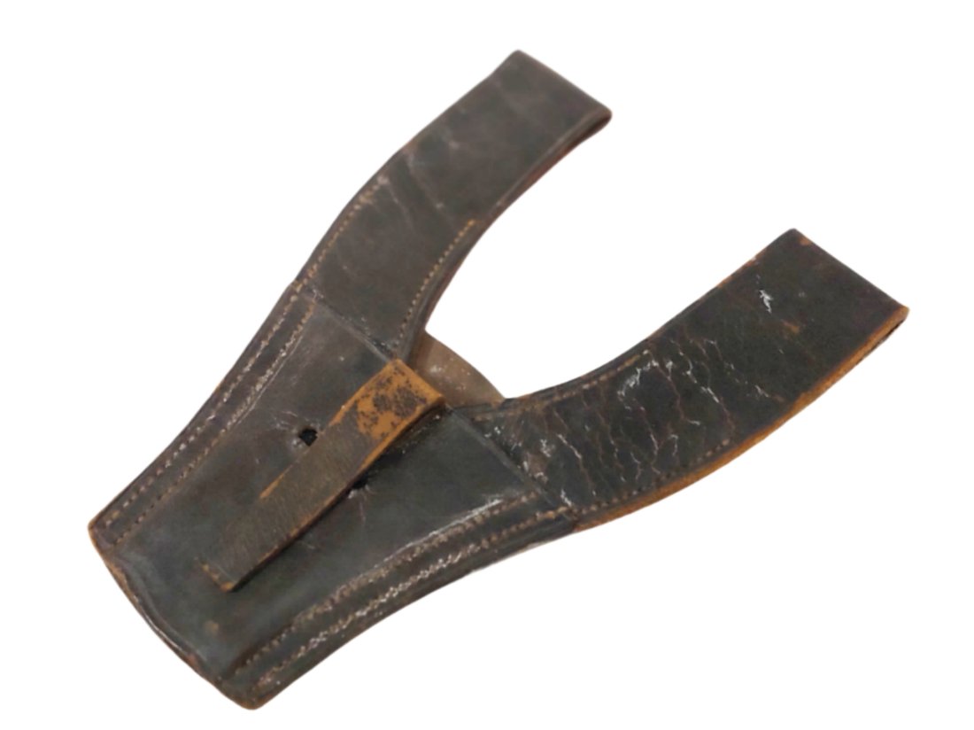 Civil War 1855 saber bayonet frog: An excellent example of the US Model 1855 saber bayonet frog. If you have a Harpers Ferry 2-band rifle and bayonet... this is the frog for securing to the rifleman=s belt. The photo of the full rig is