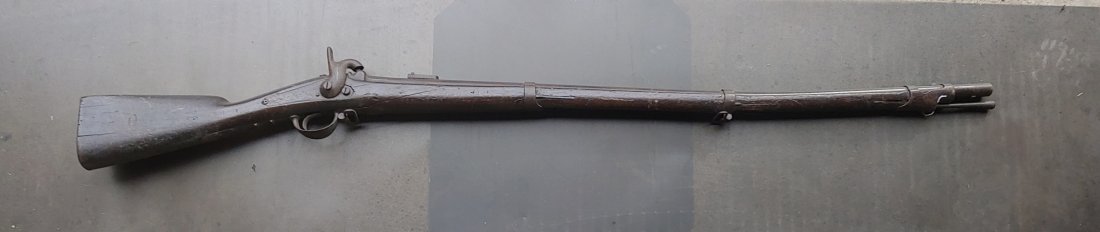 Civil War Battlefield Pickup Musket bent in battle: Import, Belgian made, back action French pattern percussion musket and a really exciting visual historical war relic. I-ve kept this for over 20 years because of the wonderful sweeping bend in the for