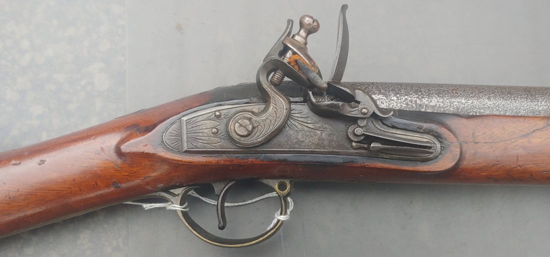 Fine condition War of 1812 Flintlock fusil musket: A strikingly handsome and finely crafted original flintlock fusil ca 1790 to 1810. Unsigned and not proofed. This beauty has English lines but the lock looks like New England militia and the stock col